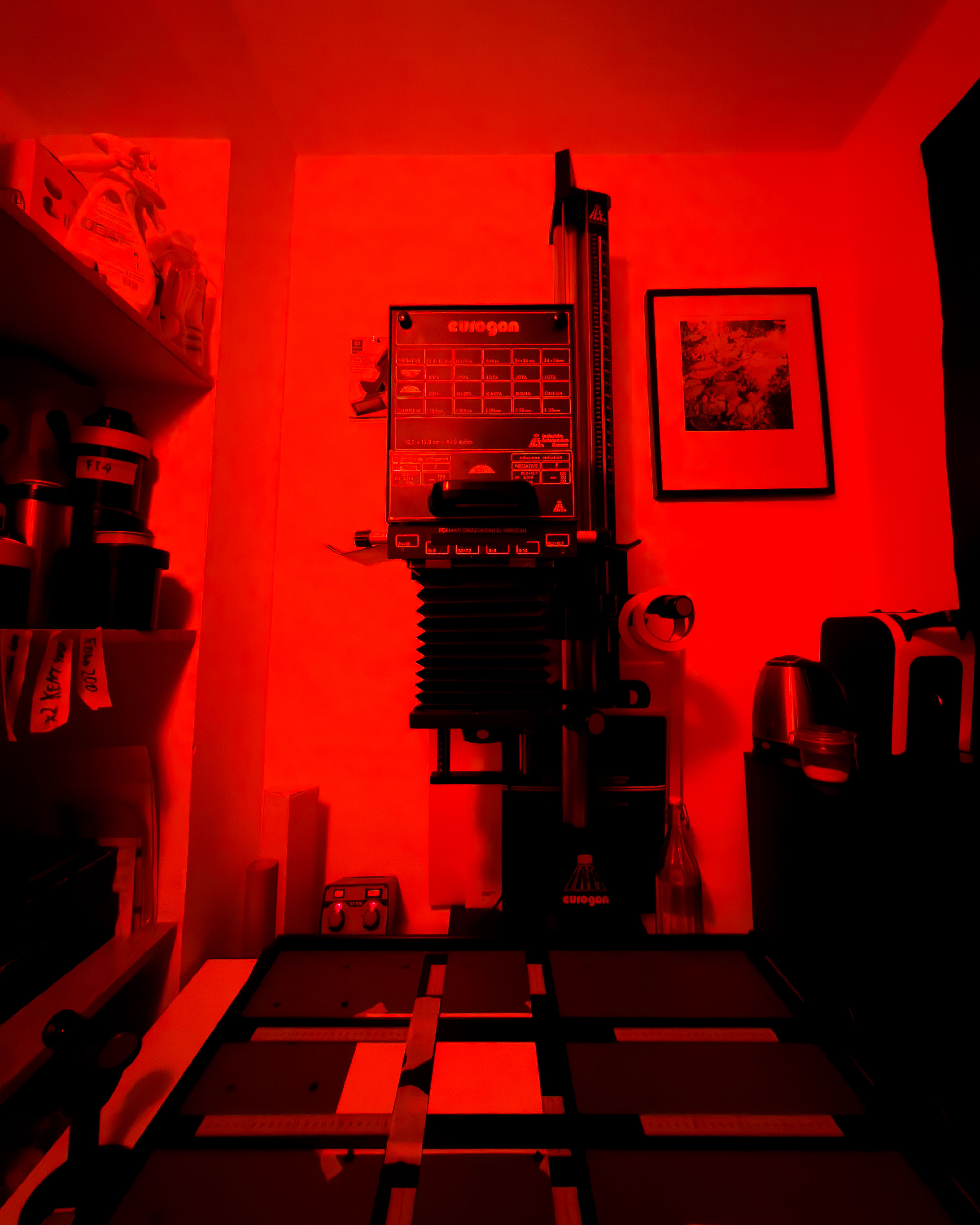 Il setup della camera oscura. Marginatore posizionato con gia le misure prese, fatto il fuoco del negativo e pronti per la stampa. 