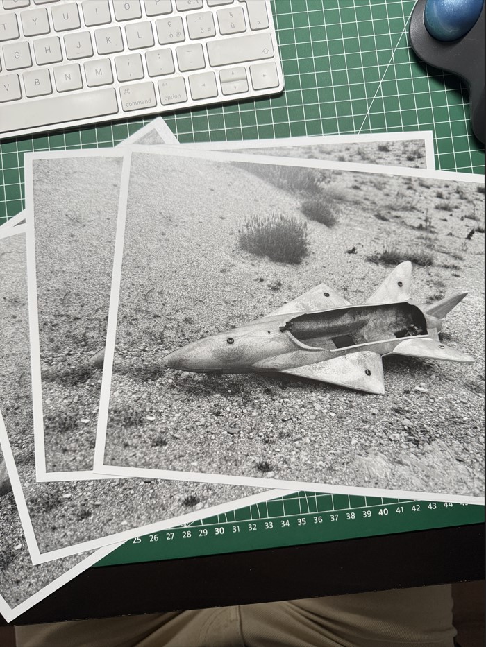 Riproduzioni multiple della stessa stampa fotografica analogica in bianco e nero